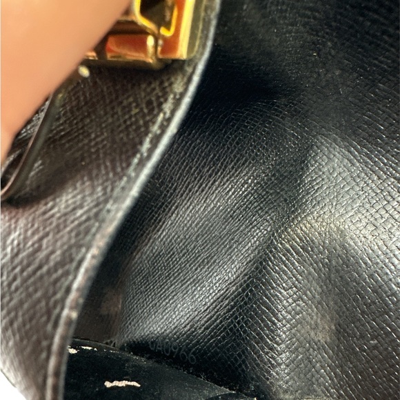 -CA0096 Authentic Louis Vuitton Black Epi Key Holder - Picture 11 of 12